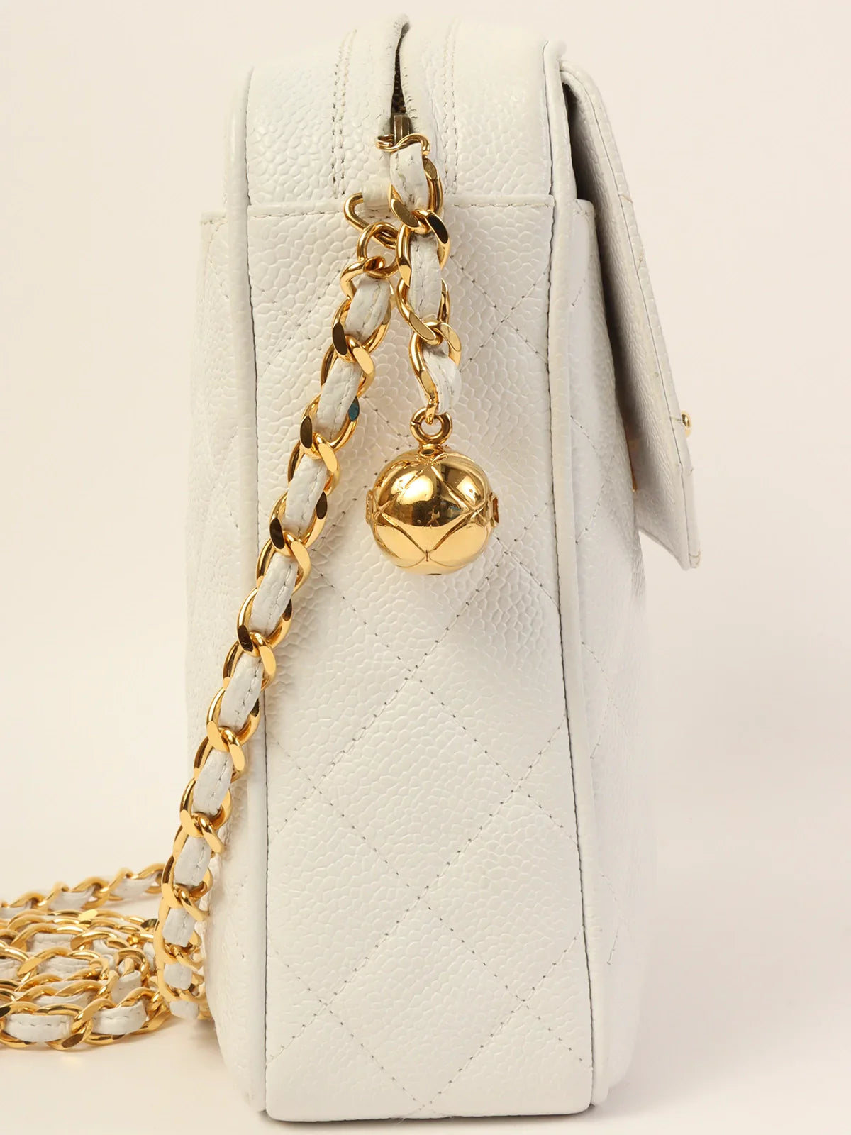 Women's chain bag fashion ensemble -CHANEL Around 1992 Made Caviar Skin Turn-Lock Ball Charm Chain Bag White