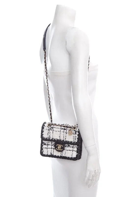 Women's handbags minimalist-chic -Chanel 2022+  Black & White Tweed Flap Cross-Body AS IS